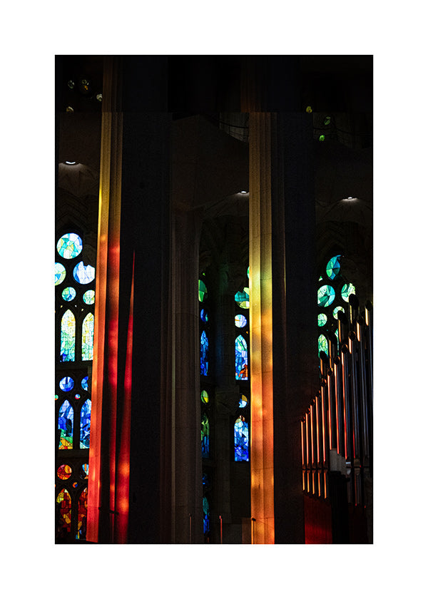 Photographie de cathédrale aux vitraux lumineux