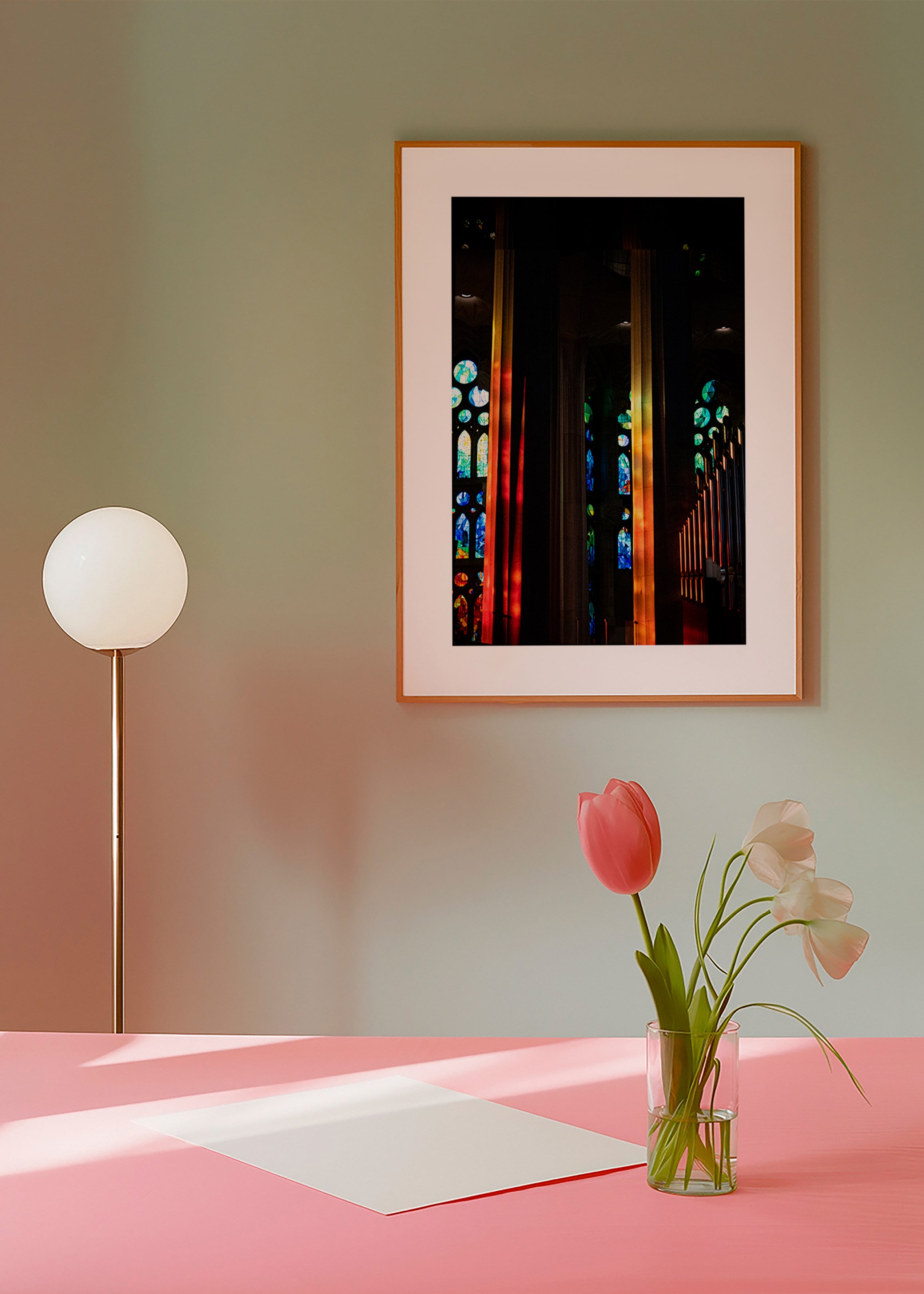 Photographie de cathédrale aux vitraux lumineux