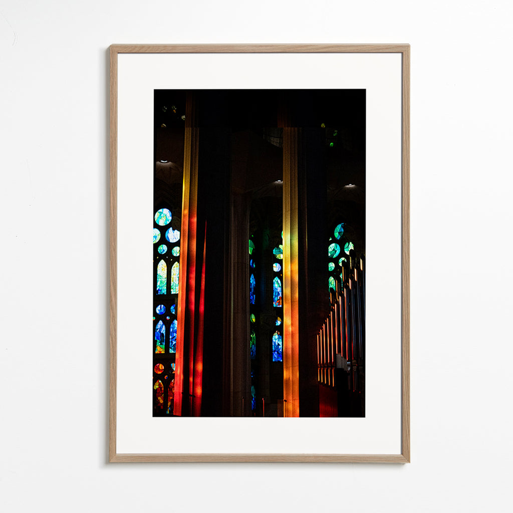 Photographie de cathédrale aux vitraux lumineux