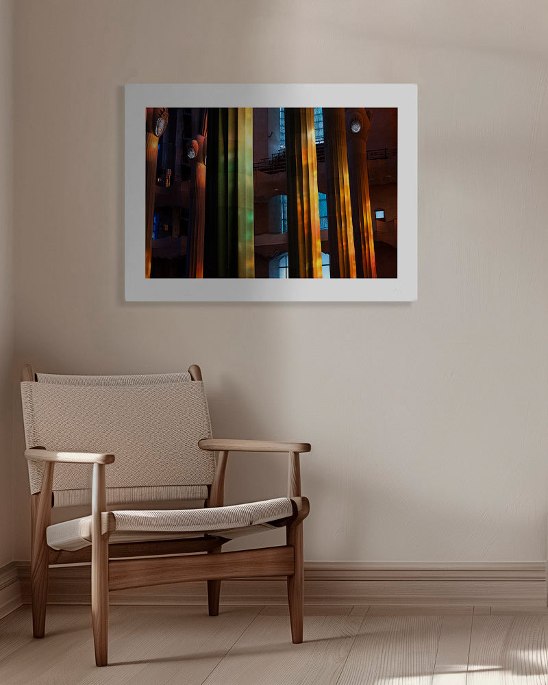 Photographie de colonnes intérieures éclairées