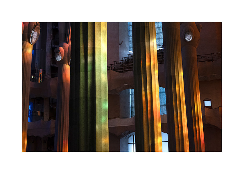 Photographie de colonnes intérieures éclairées