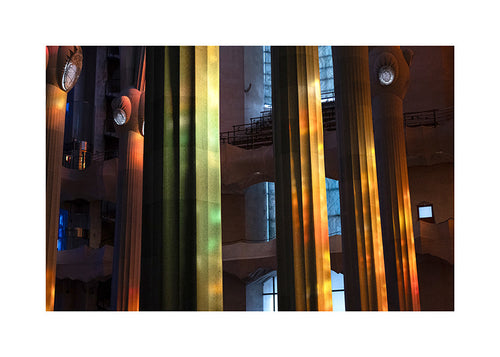 Photographie de colonnes intérieures éclairées