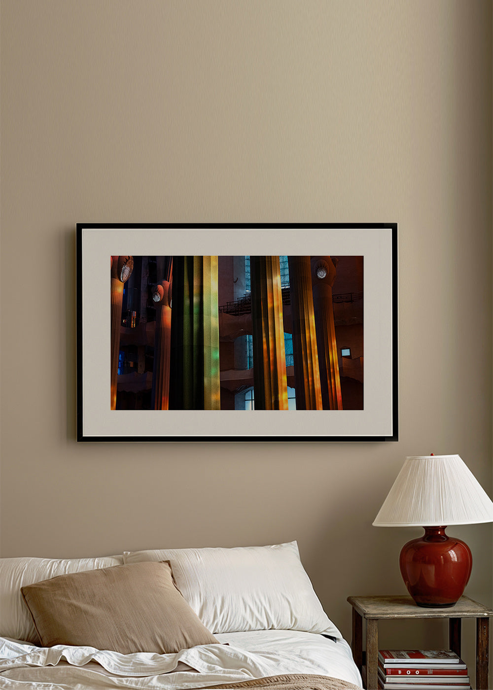 Photographie de colonnes intérieures éclairées