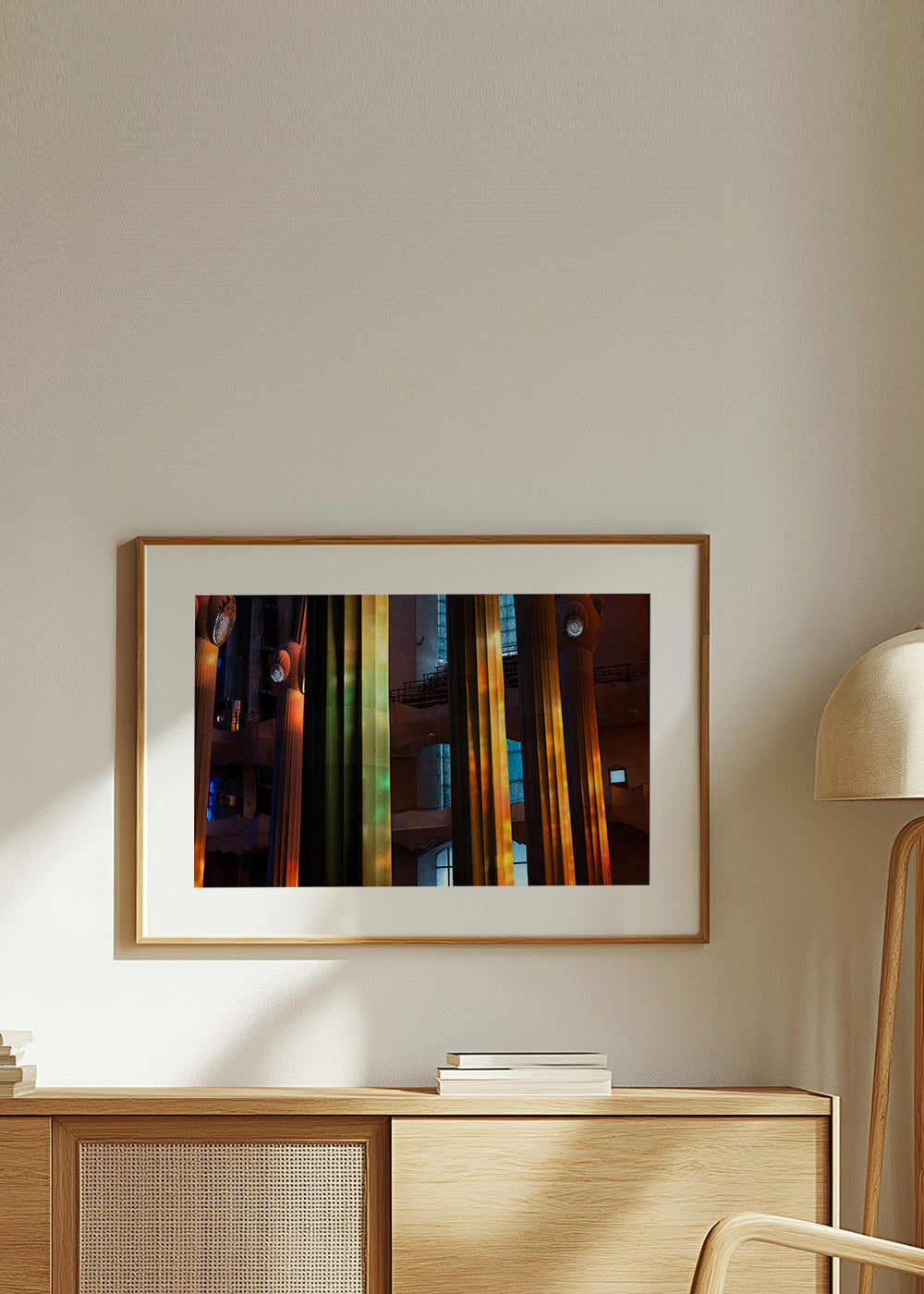 Photographie de colonnes intérieures éclairées