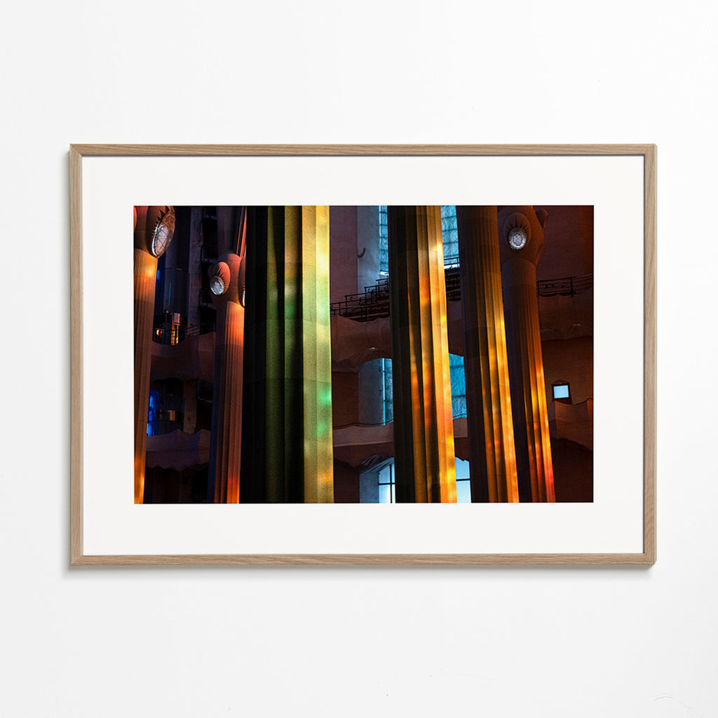 Photographie de colonnes intérieures éclairées