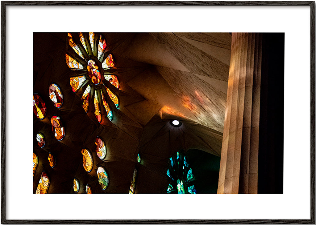 Photographie d'architecture de vitraux et lumière chaude