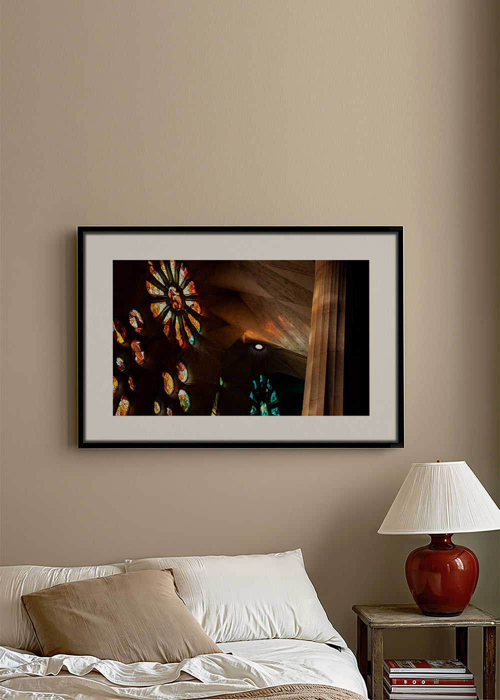 Photographie d'architecture de vitraux et lumière chaude