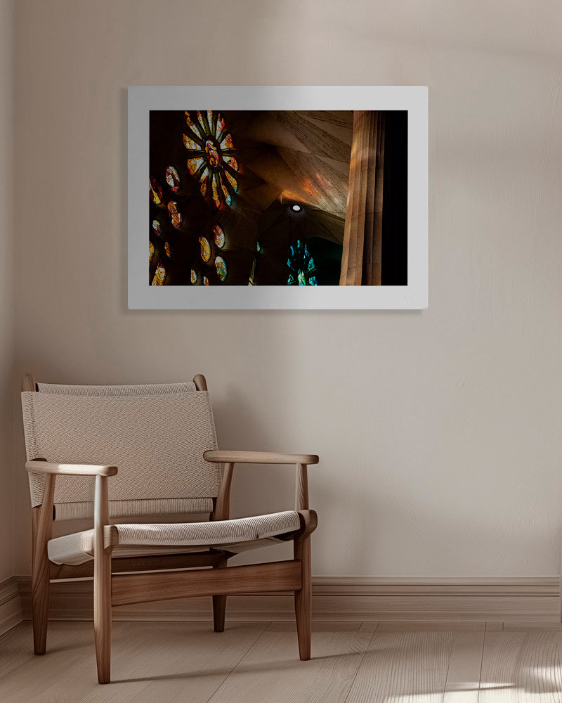 Photographie d'architecture de vitraux et lumière chaude
