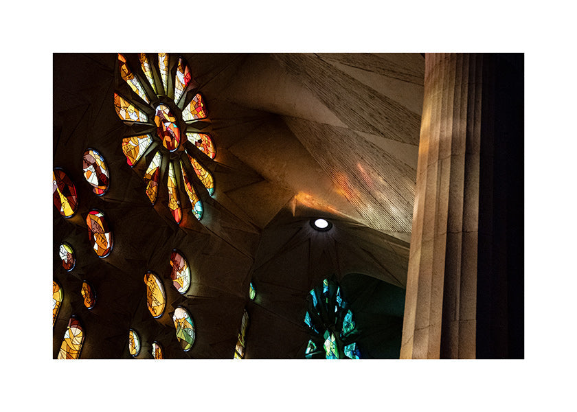 Photographie d'architecture de vitraux et lumière chaude