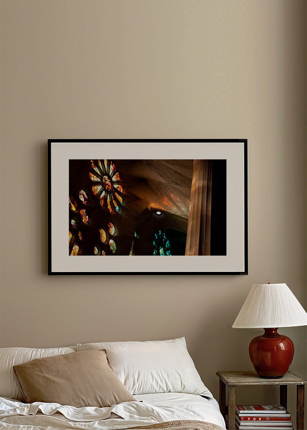 Photographie d'architecture de vitraux et lumière chaude