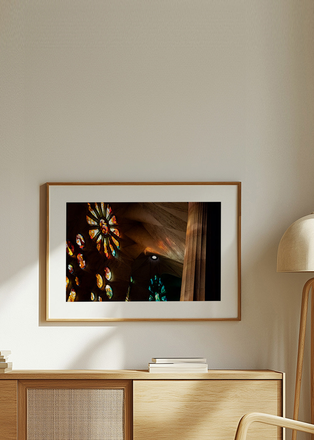 Photographie d'architecture de vitraux et lumière chaude