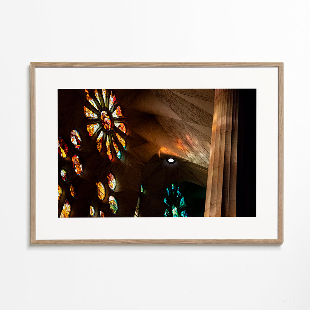Photographie d'architecture de vitraux et lumière chaude