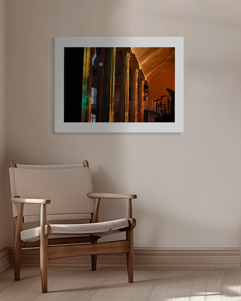 Photographie d'intérieur architecturale en lumière dorée