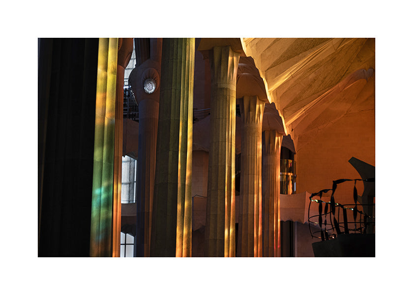 Photographie d'intérieur architecturale en lumière dorée