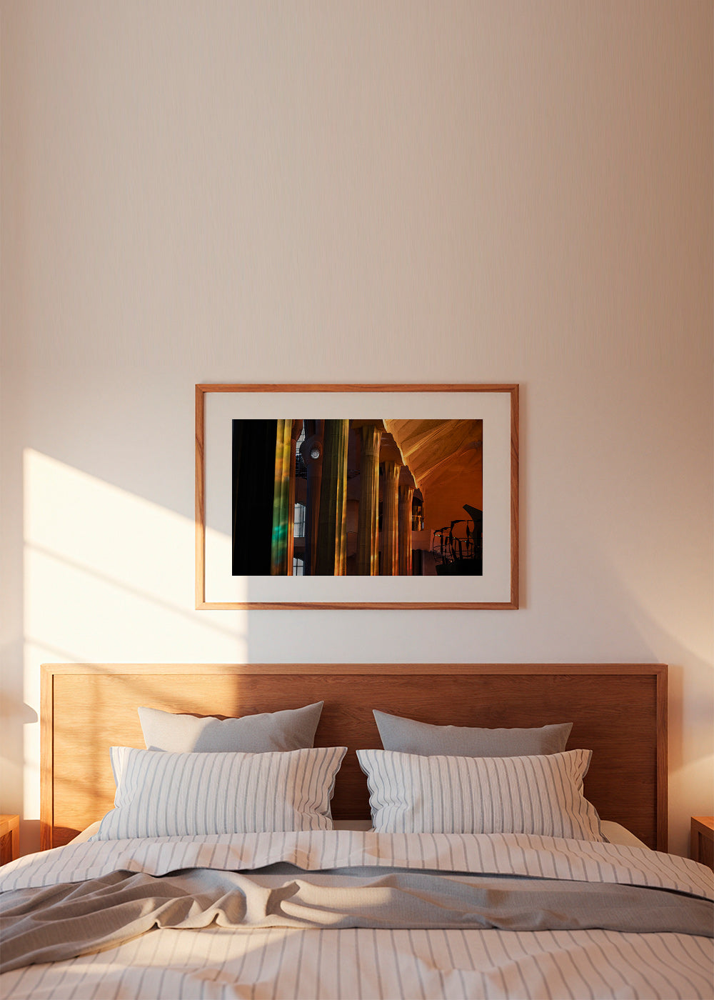 Photographie d'intérieur architecturale en lumière dorée
