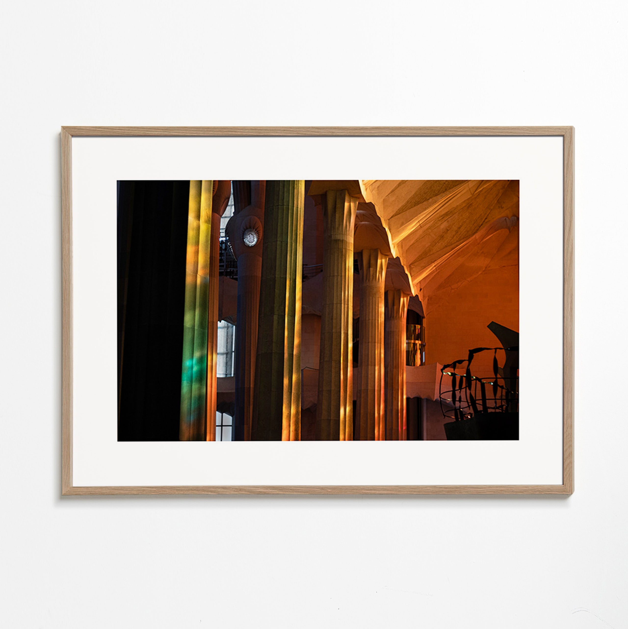 Photographie d'intérieur architecturale en lumière dorée