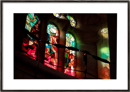 Photographie de vitraux colorés en intérieur gothique