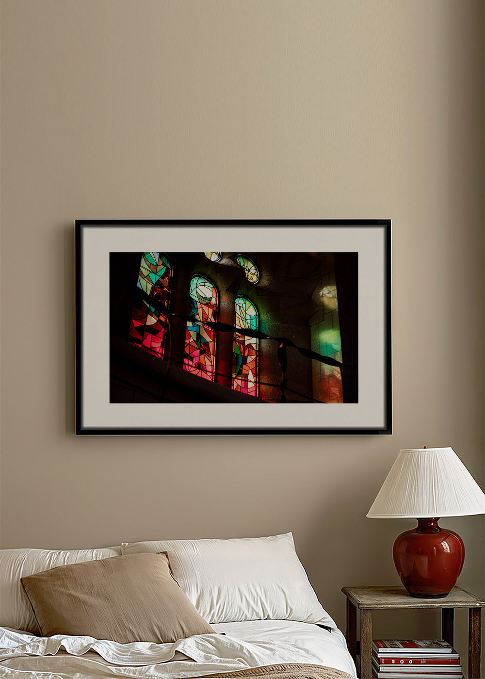 Photographie de vitraux colorés en intérieur gothique