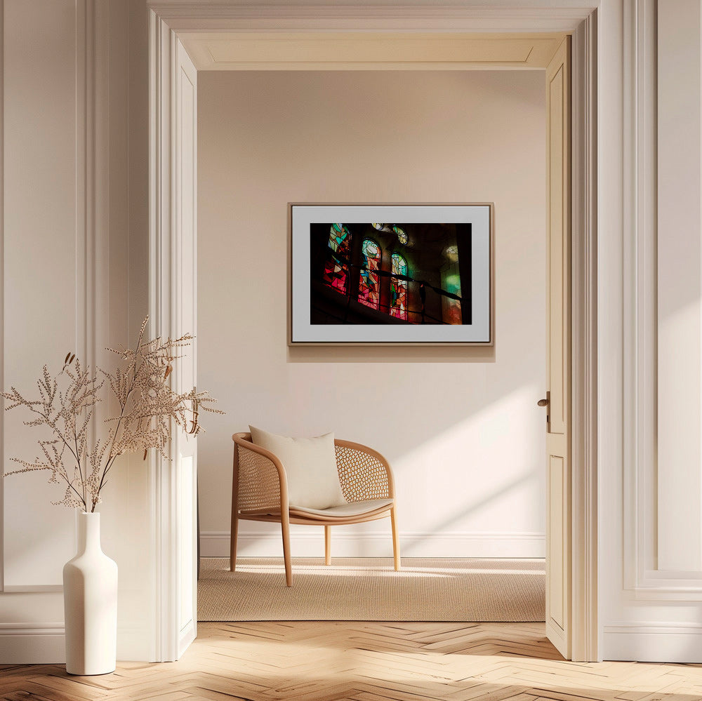 Photographie de vitraux colorés en intérieur gothique