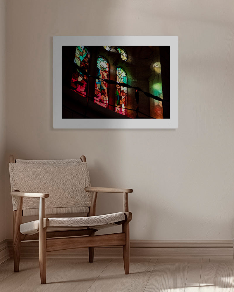 Photographie de vitraux colorés en intérieur gothique