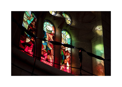 Photographie de vitraux colorés en intérieur gothique
