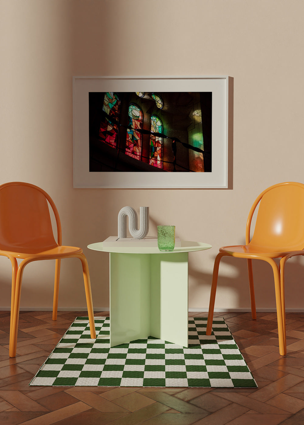 Photographie de vitraux colorés en intérieur gothique