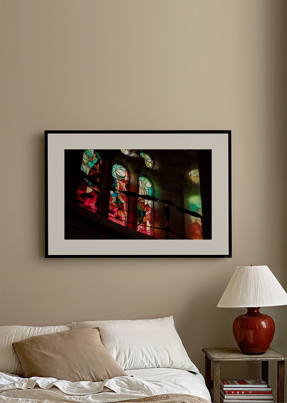 Photographie de vitraux colorés en intérieur gothique
