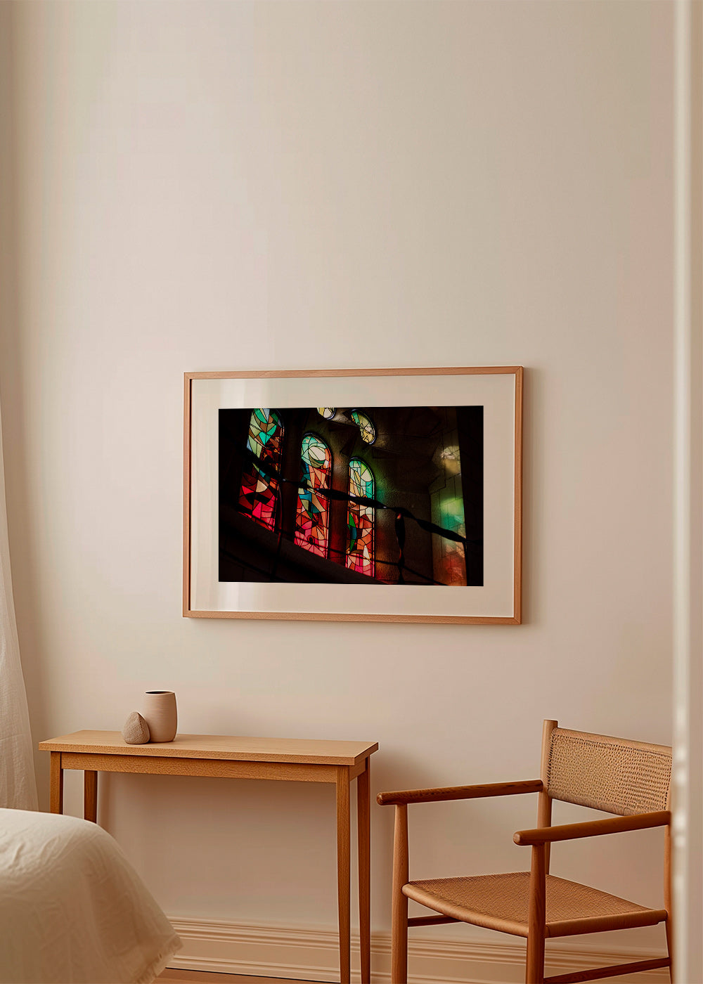 Photographie de vitraux colorés en intérieur gothique
