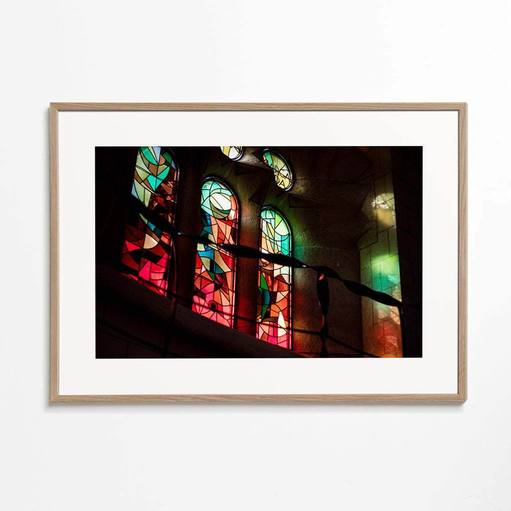 Photographie de vitraux colorés en intérieur gothique