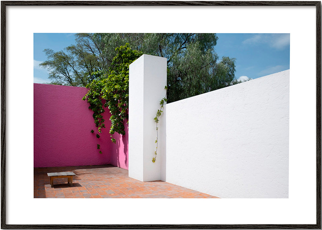 Design minimaliste: cour pastel rose et blanc