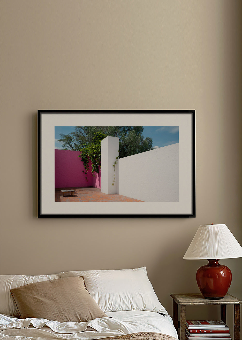 Design minimaliste: cour pastel rose et blanc