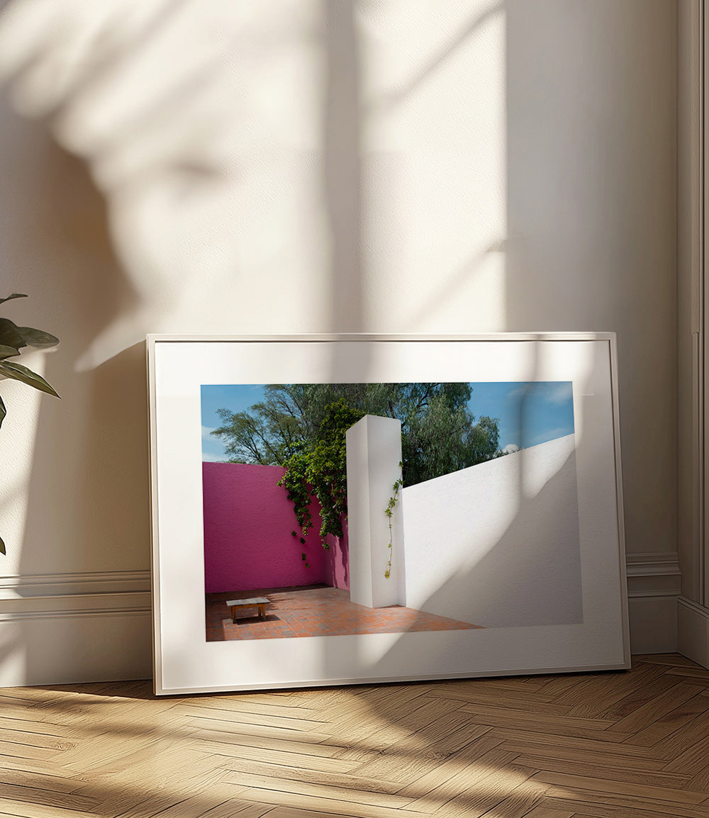 Design minimaliste: cour pastel rose et blanc