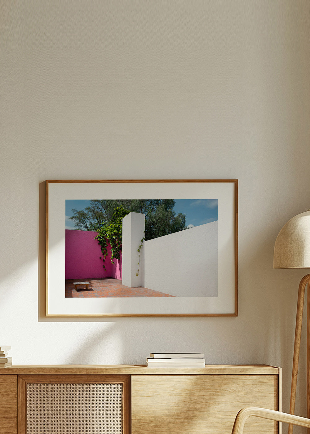 Design minimaliste: cour pastel rose et blanc
