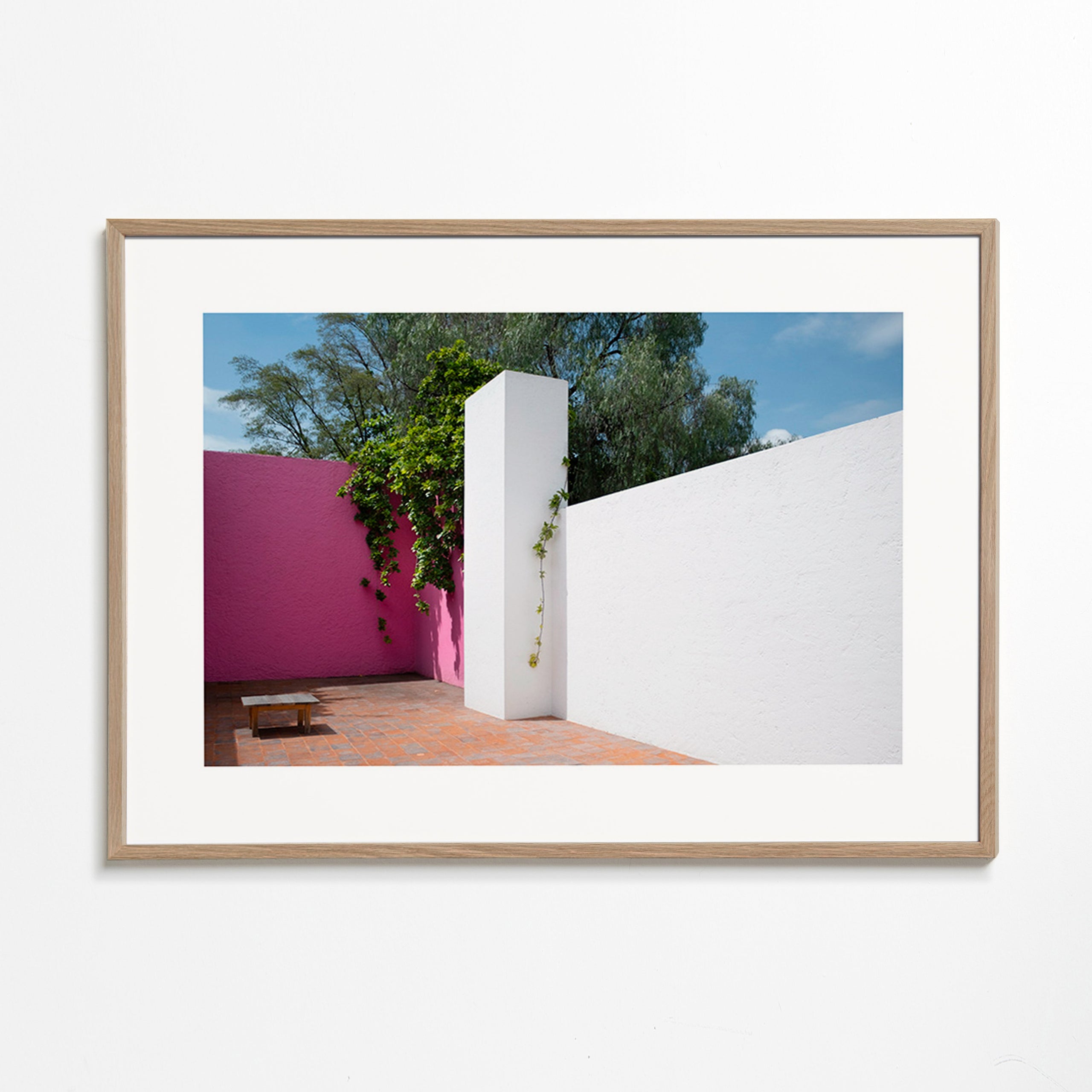 Design minimaliste: cour pastel rose et blanc
