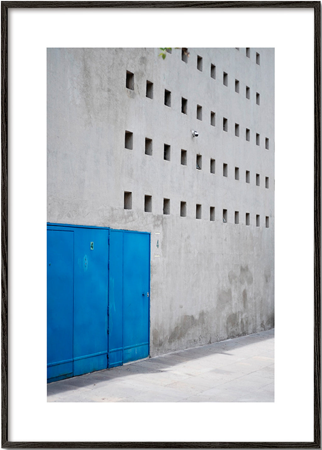 Porte bleue sur façade géométrique