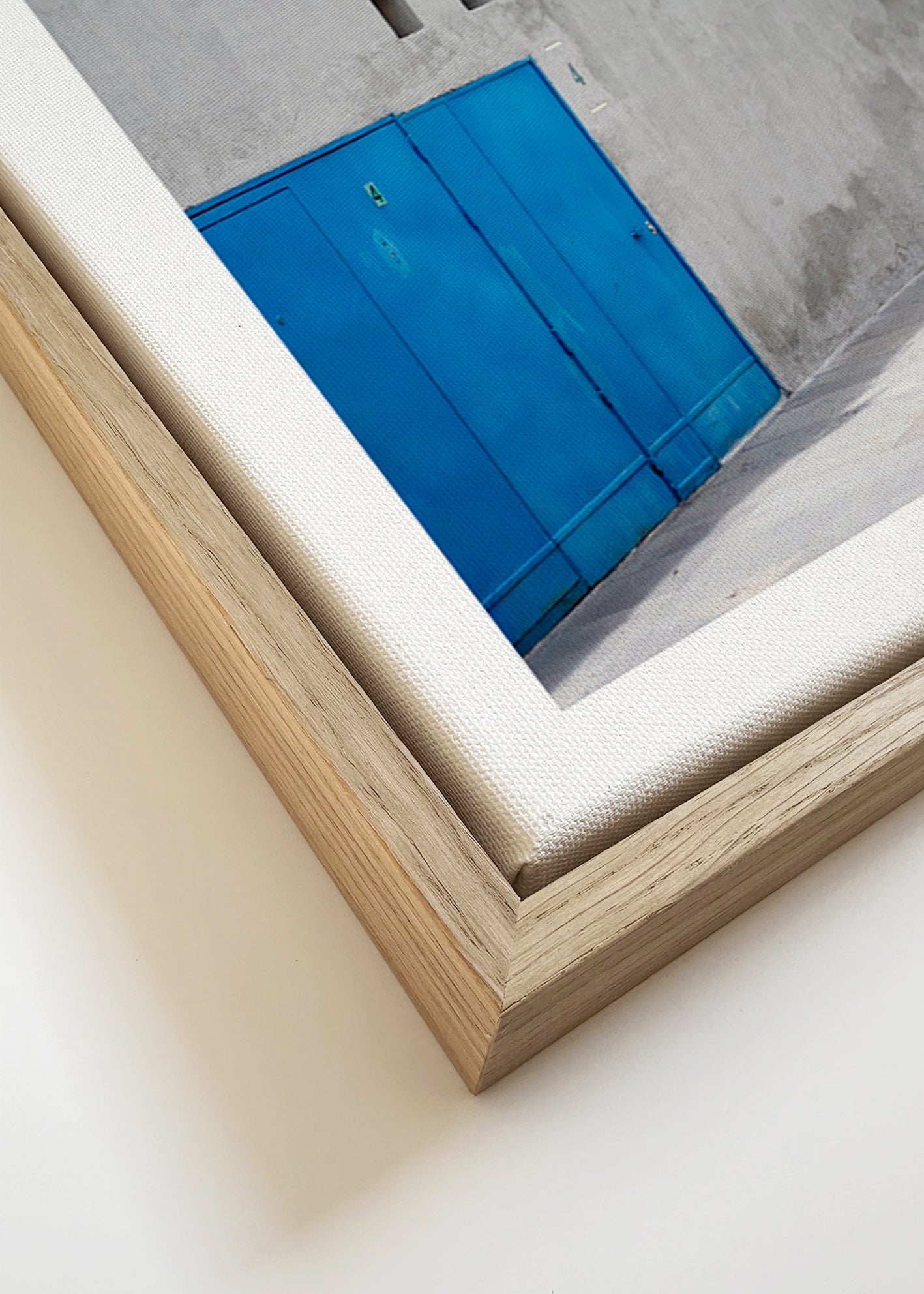 Porte bleue sur façade géométrique