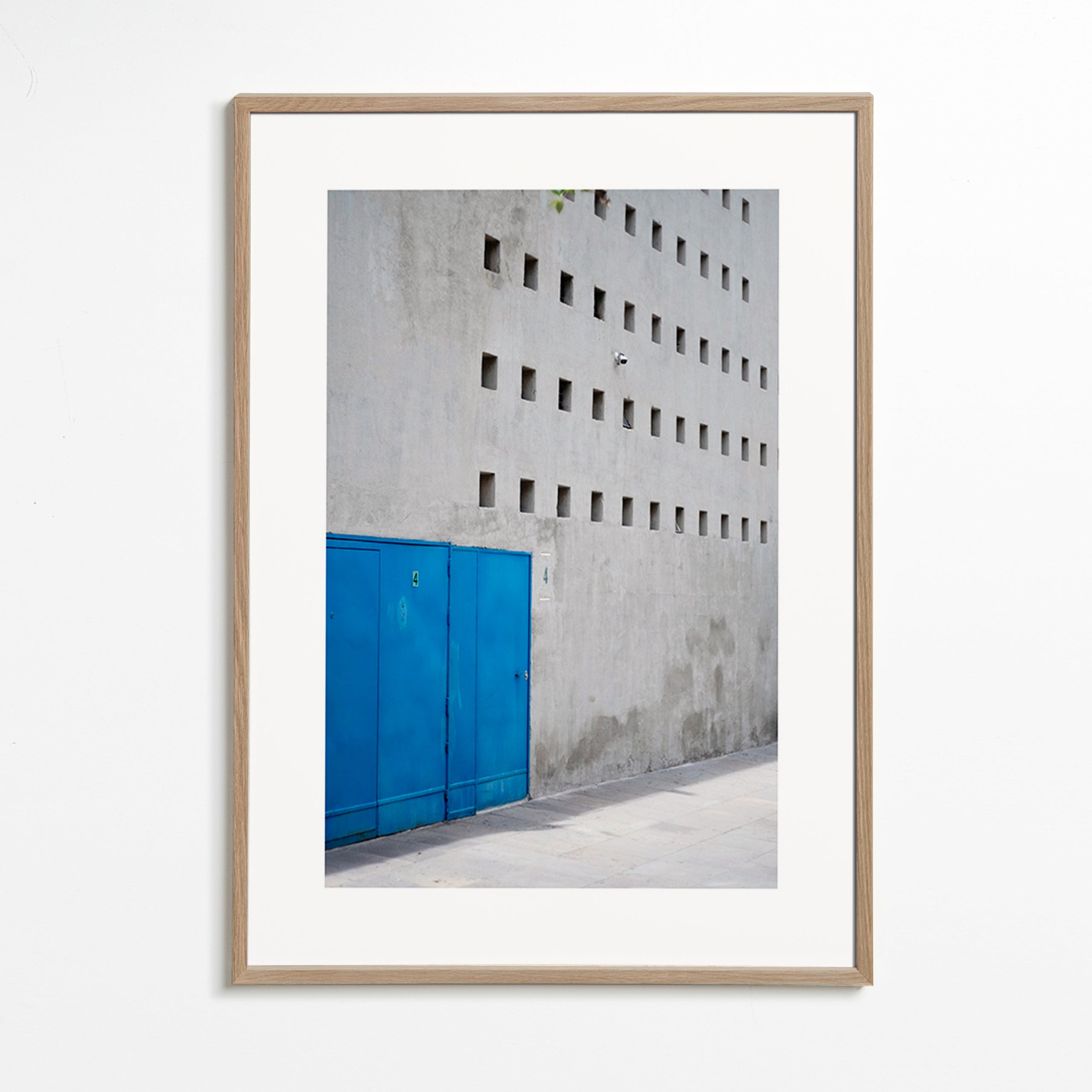 Porte bleue sur façade géométrique
