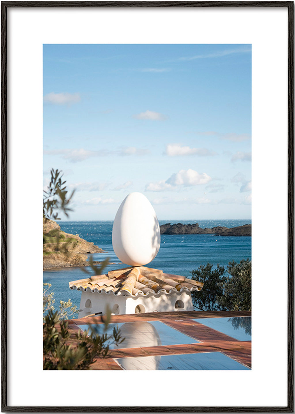 Art de paysage avec œuf sculptural en bord de mer