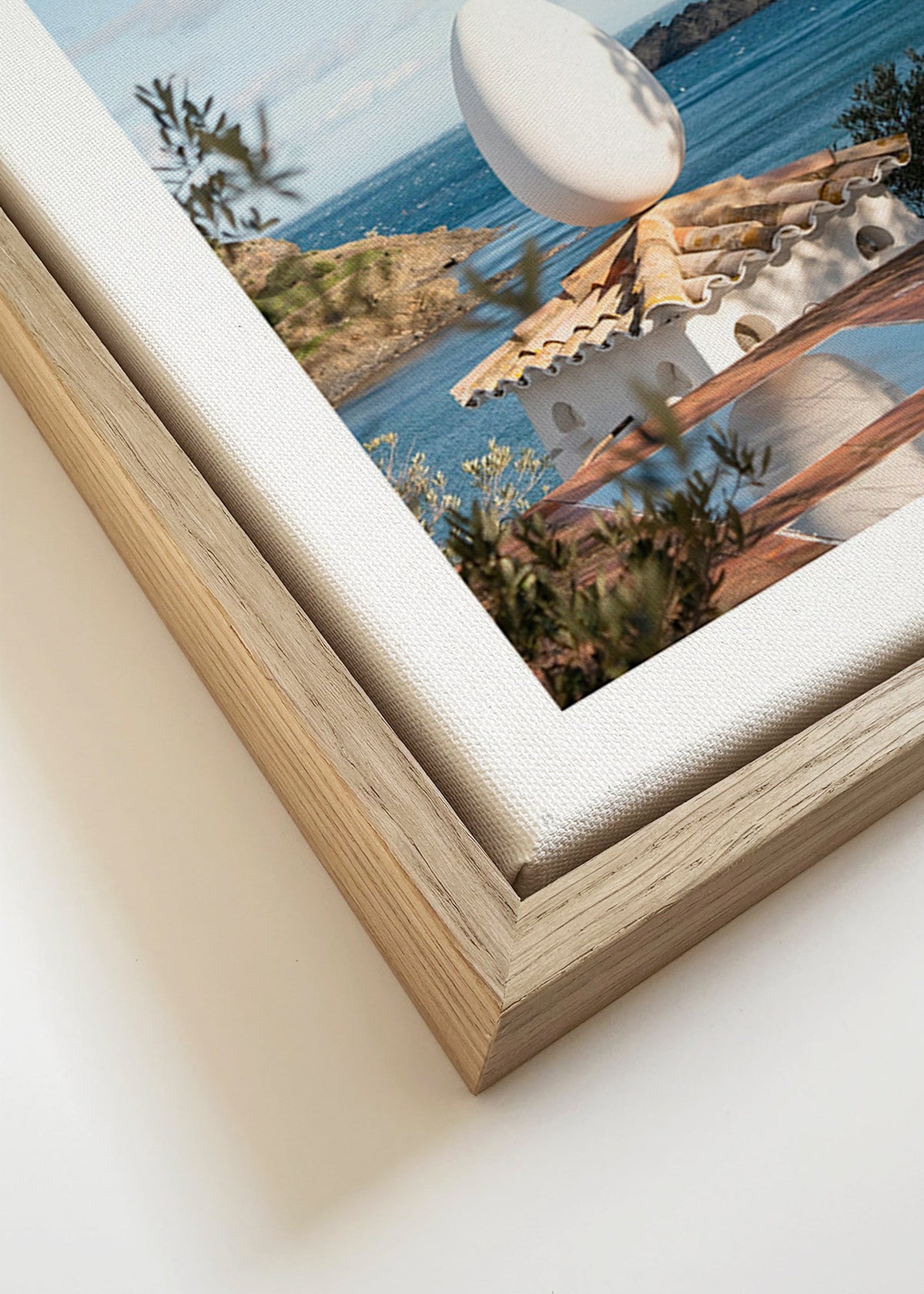 Art de paysage avec œuf sculptural en bord de mer