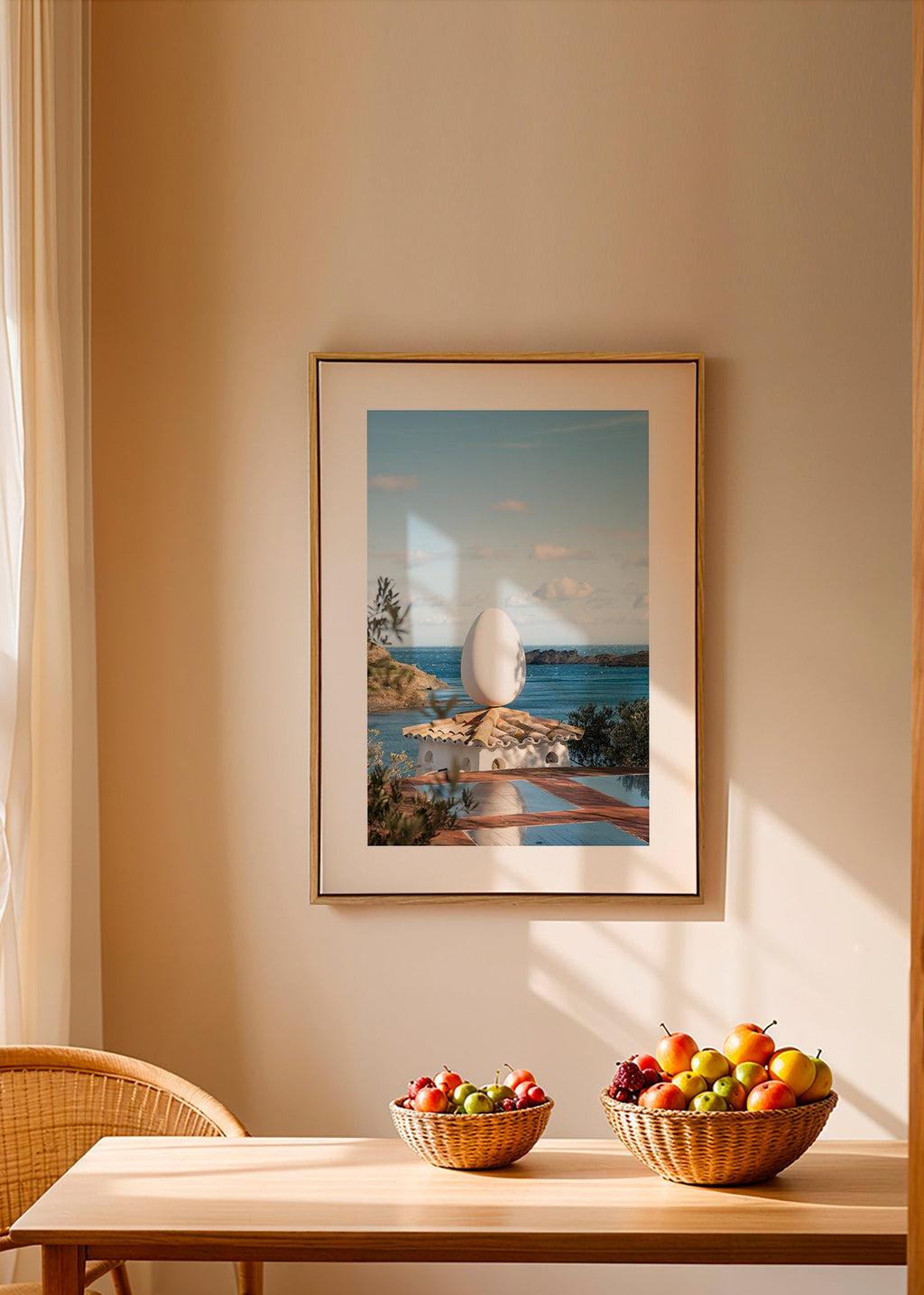 Art de paysage avec œuf sculptural en bord de mer