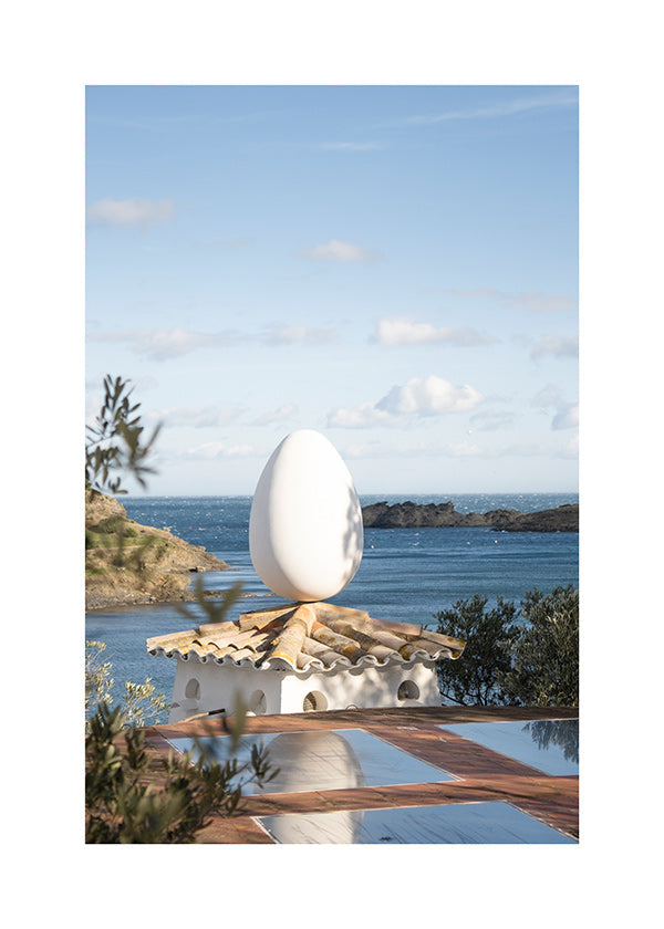 Art de paysage avec œuf sculptural en bord de mer
