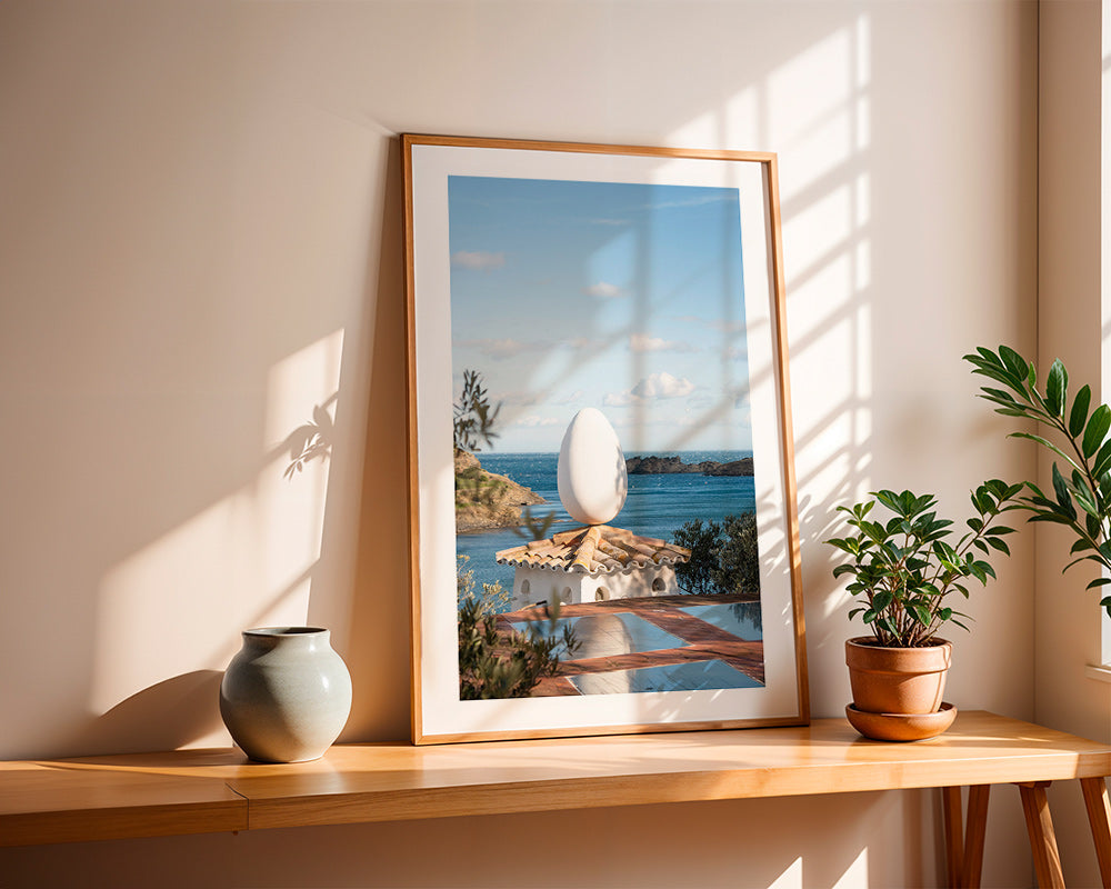 Art de paysage avec œuf sculptural en bord de mer