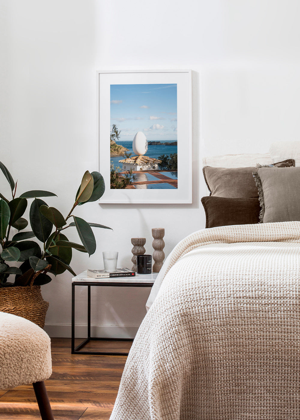 Art de paysage avec œuf sculptural en bord de mer