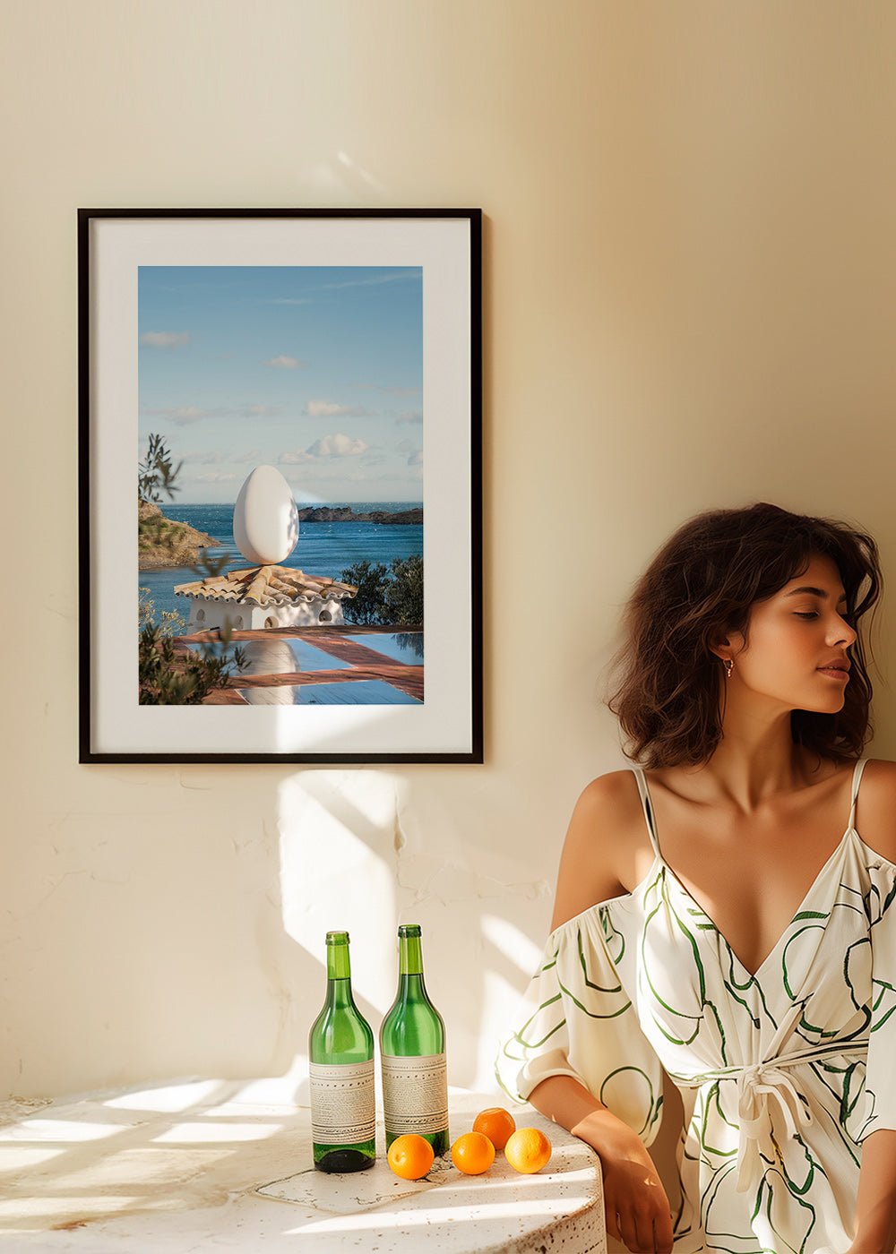 Art de paysage avec œuf sculptural en bord de mer