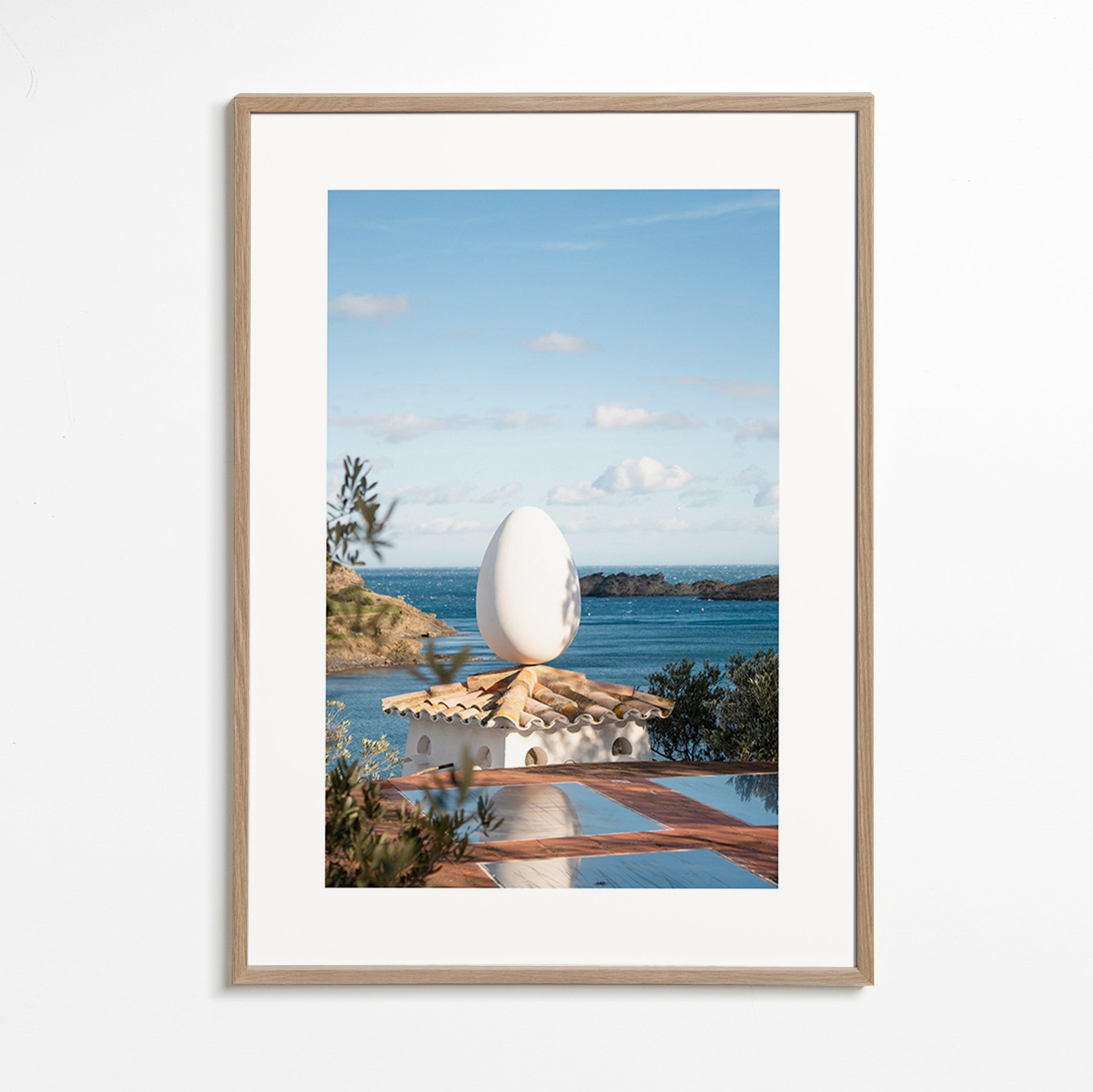 Art de paysage avec œuf sculptural en bord de mer