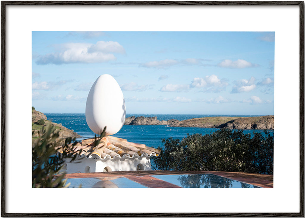 Art de paysage avec sculpture ovoïde en bord de mer