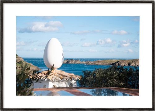 Art de paysage avec sculpture ovoïde en bord de mer