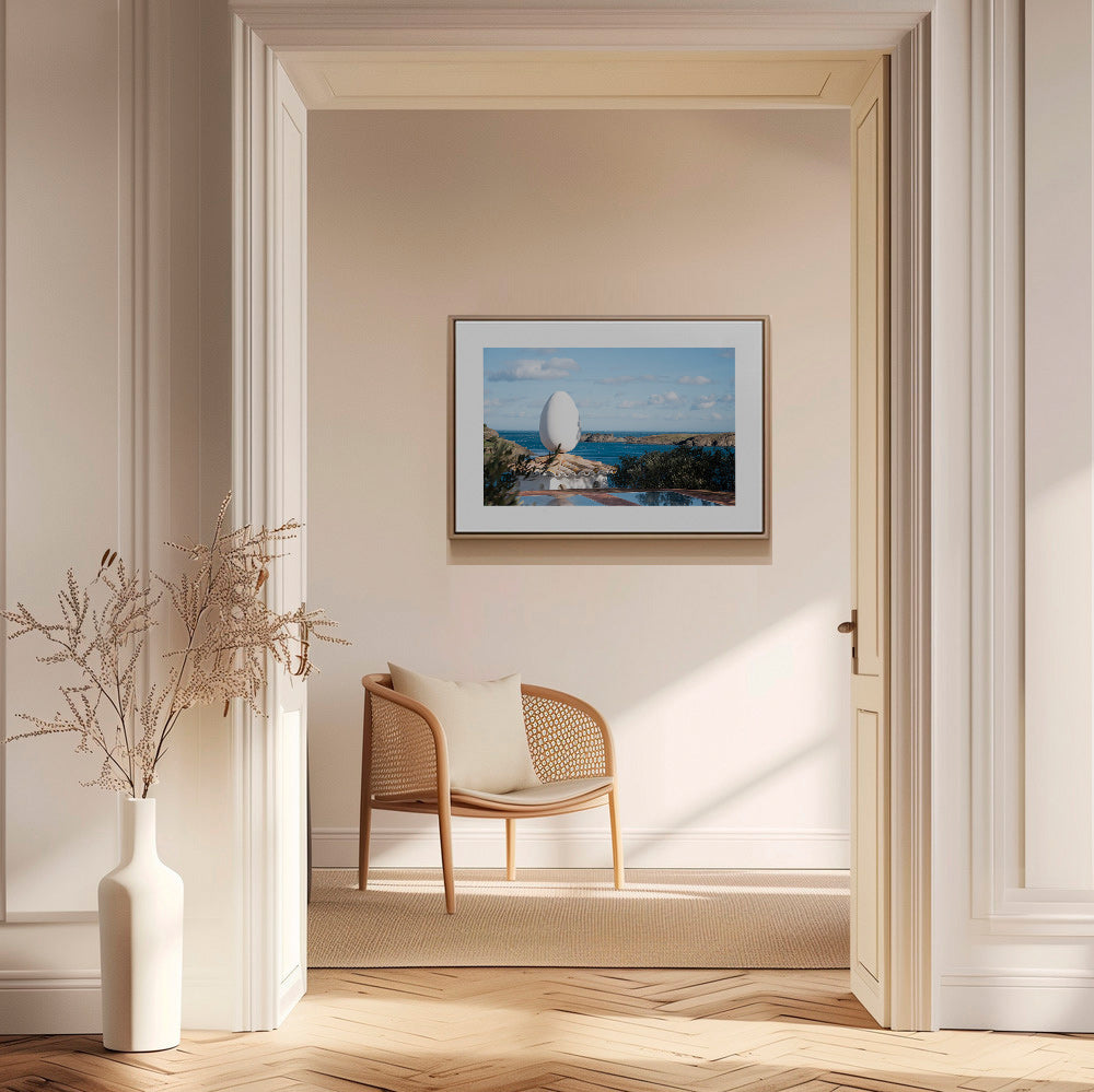 Art de paysage avec sculpture ovoïde en bord de mer
