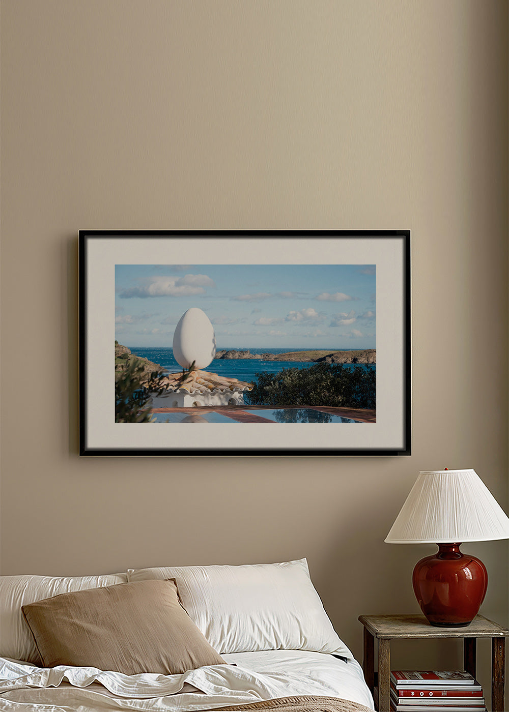 Art de paysage avec sculpture ovoïde en bord de mer