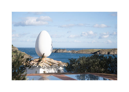 Art de paysage avec sculpture ovoïde en bord de mer